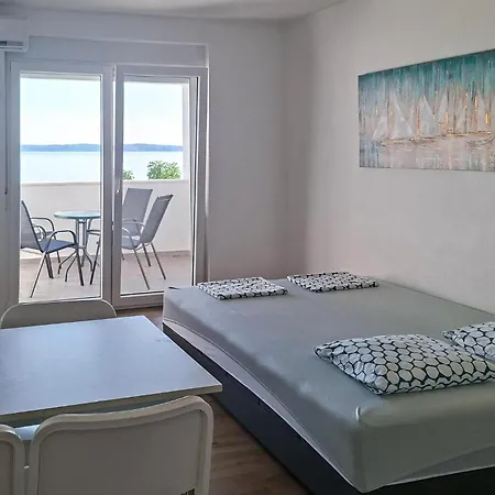 1 Bedroom Cozy In 利缇纳